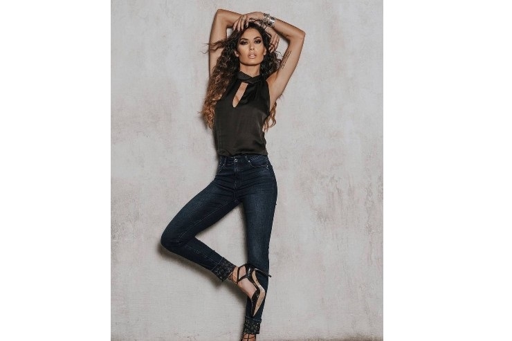 Elisabetta Gregoraci tacchi jeans aderenti camicetta scollata