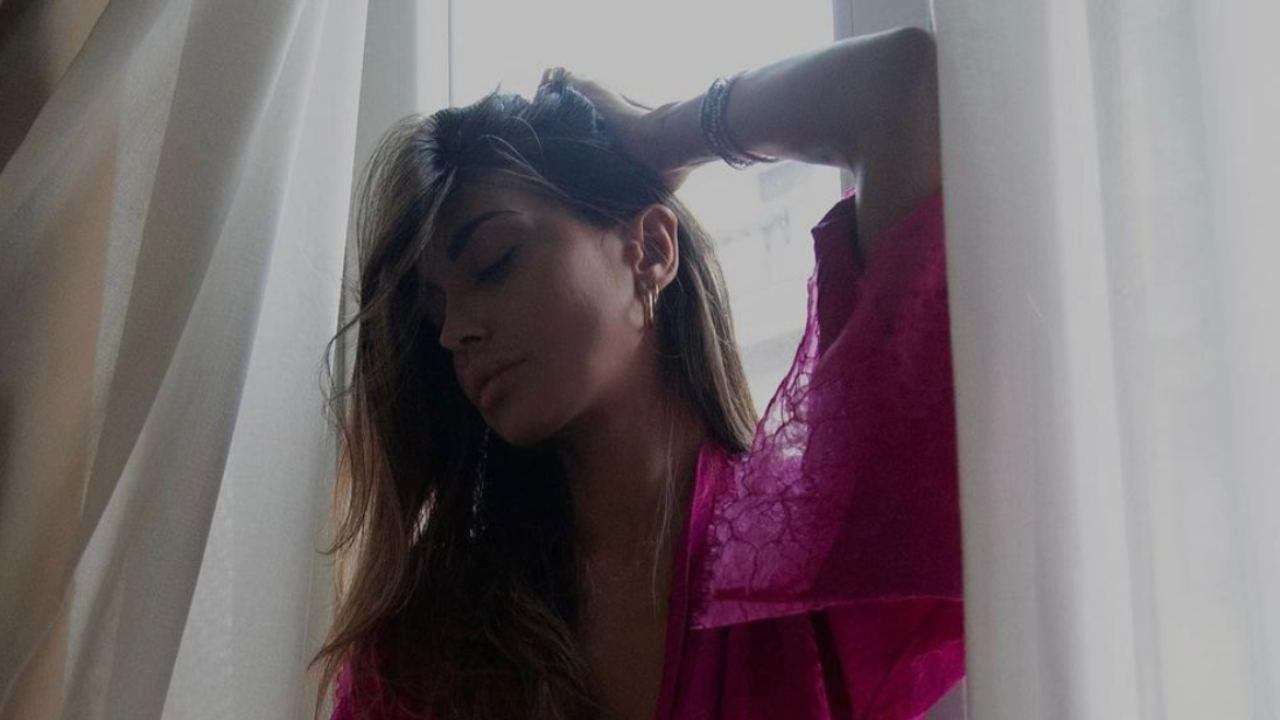Cristina Buccino da bollino rosso: niente sotto il vestito - FOTO