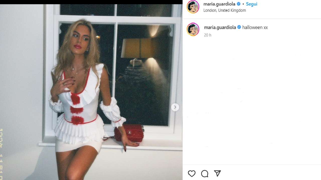 Maria Guardiola illegale ad Halloween: la minigonna è troppo corta - FOTO