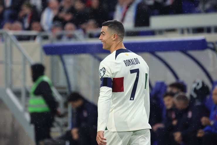 Cristiano Ronaldo simula durante Lussemburgo-Portogallo e i tifosi non lo perdonano