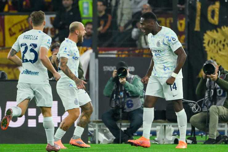 Dimarco esulta con Bonny dopo la rete del vantaggio