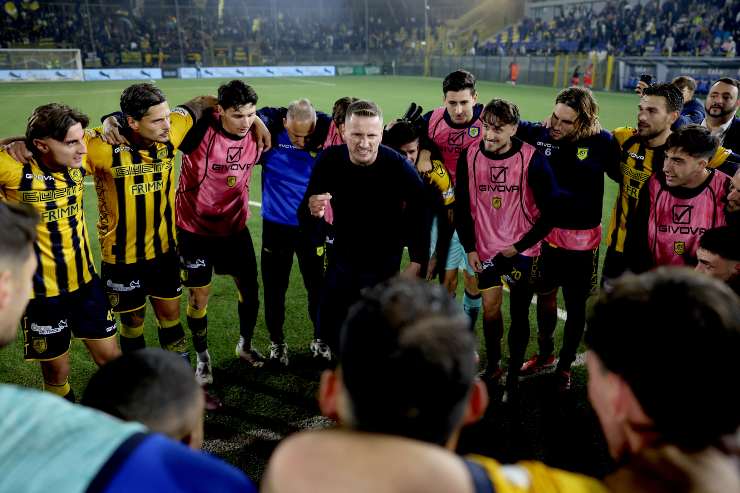 Juve Stabia in cerchio attorno al suo allenatore