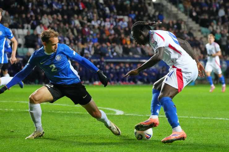 Moise Kean prova ad incunearsi in area 