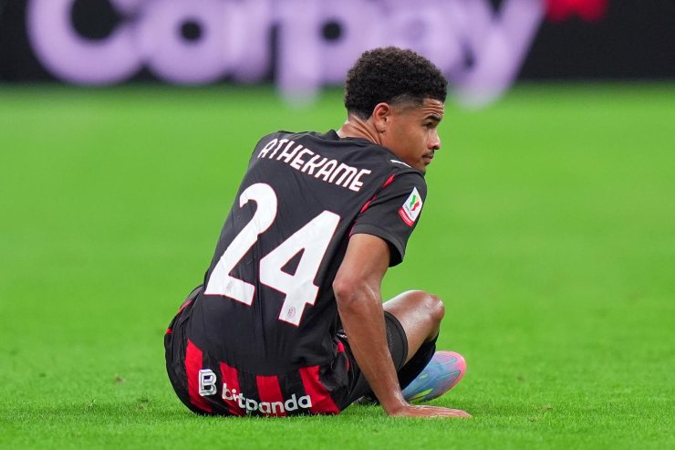 Athekame a terra durante una partita del Milan
