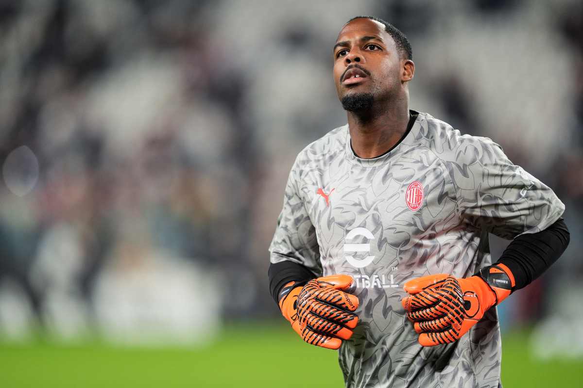 Maignan durante il riscaldamento prima di Juve-Milan