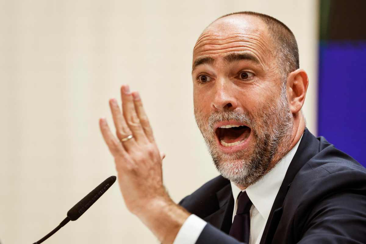 Tudor nervoso in conferenza stampa