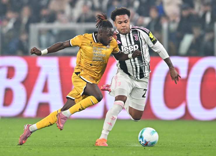 Weston McKennie tiene testa ad un avversario