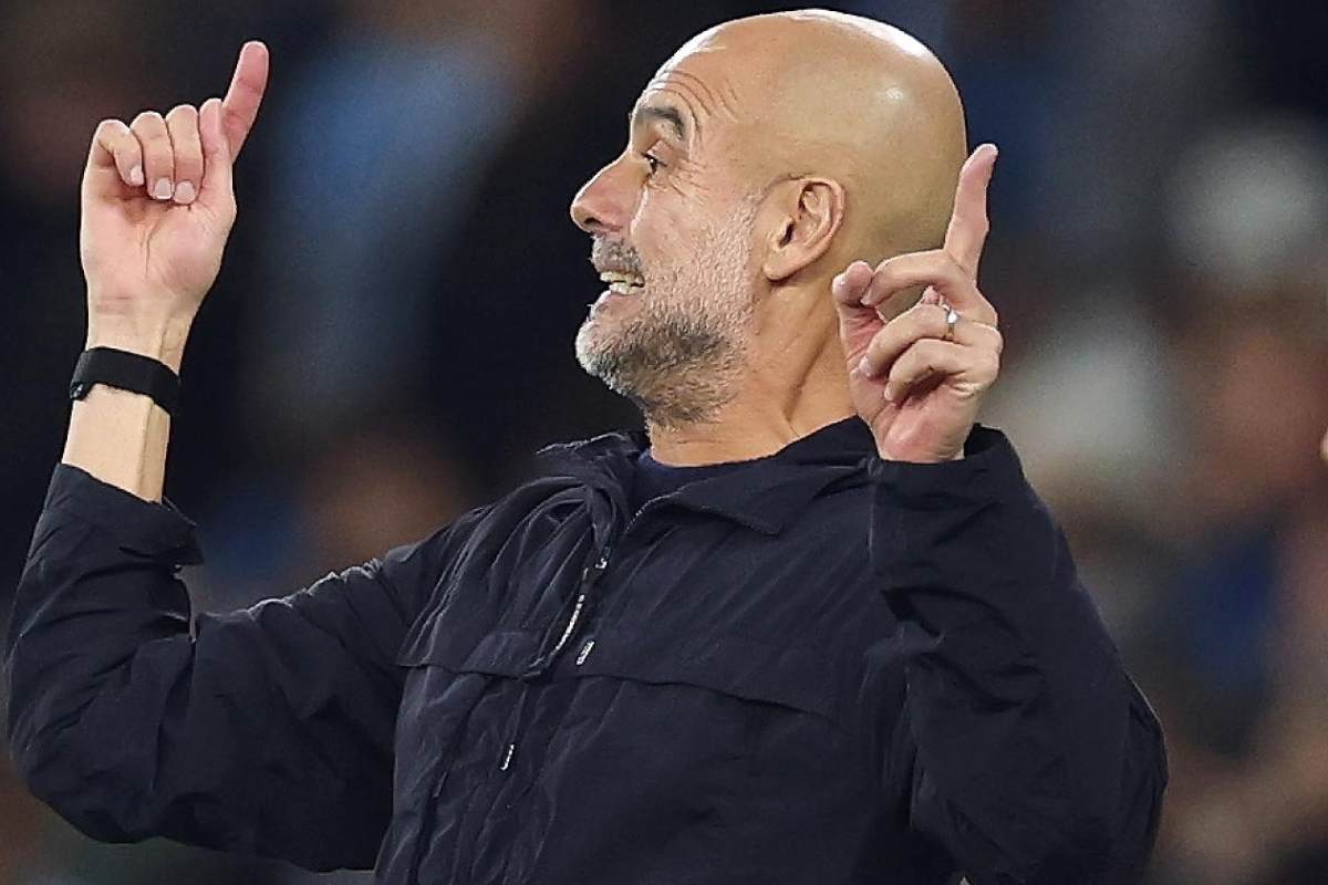 Pep Guardiola del Manchester City dà indicazioni alla squadra