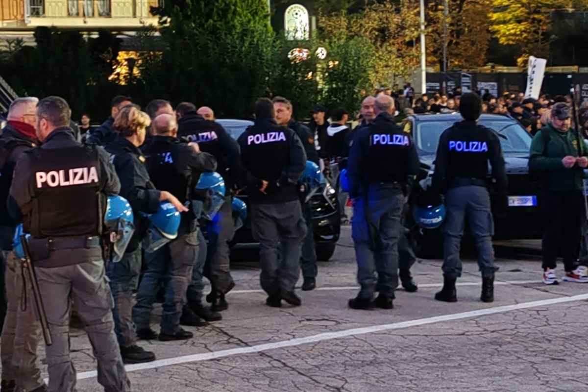 Polizia all'esterno dello stadio