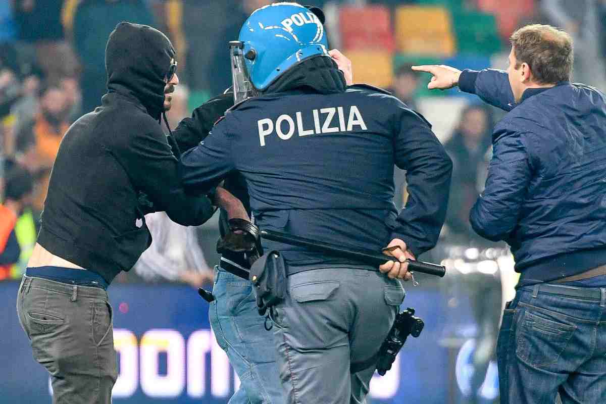 Scontri tra polizia e tifosi