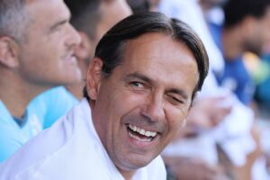 Simone Inzaghi sorridente in panchina