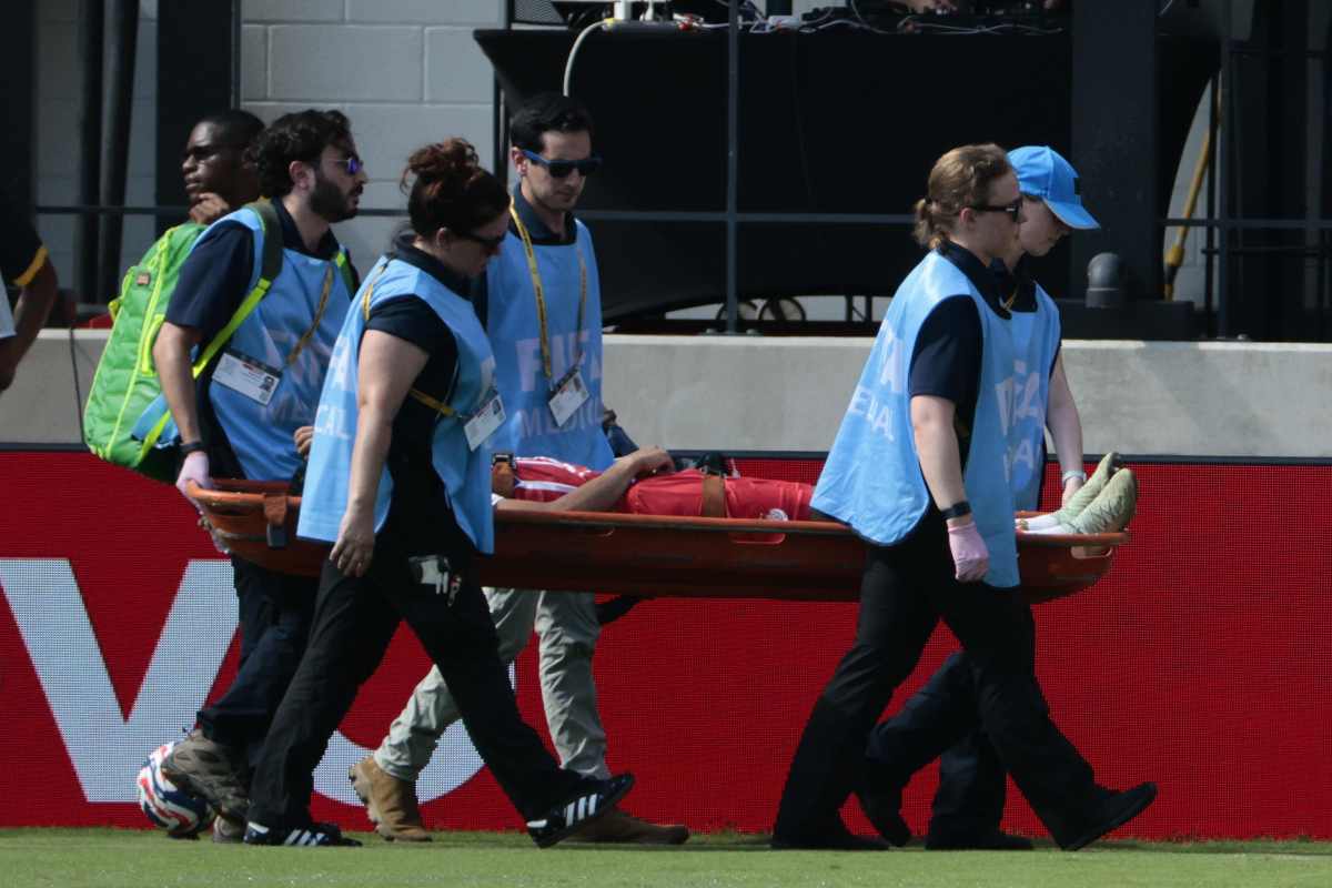 Giocatore esce in barella