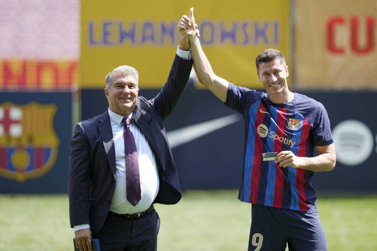 Lewandowski con Laporta nel giorno della presentazione a Barcellona
