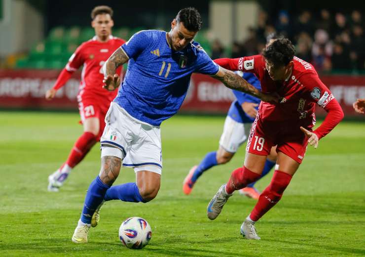 Scamacca in azione con l'Italia