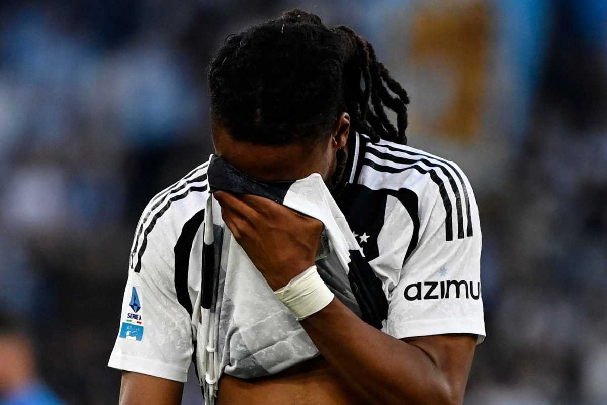 Khephren Thuram con la maglia in faccia durante una partita della Juve