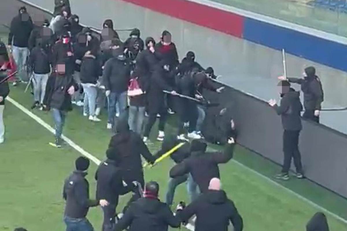 Scontri tra tifosi e giocatori in campo