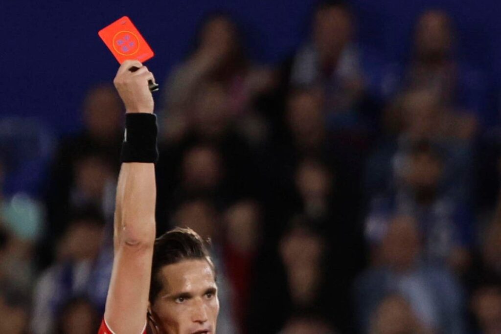 Arbitro estrae cartellino rosso